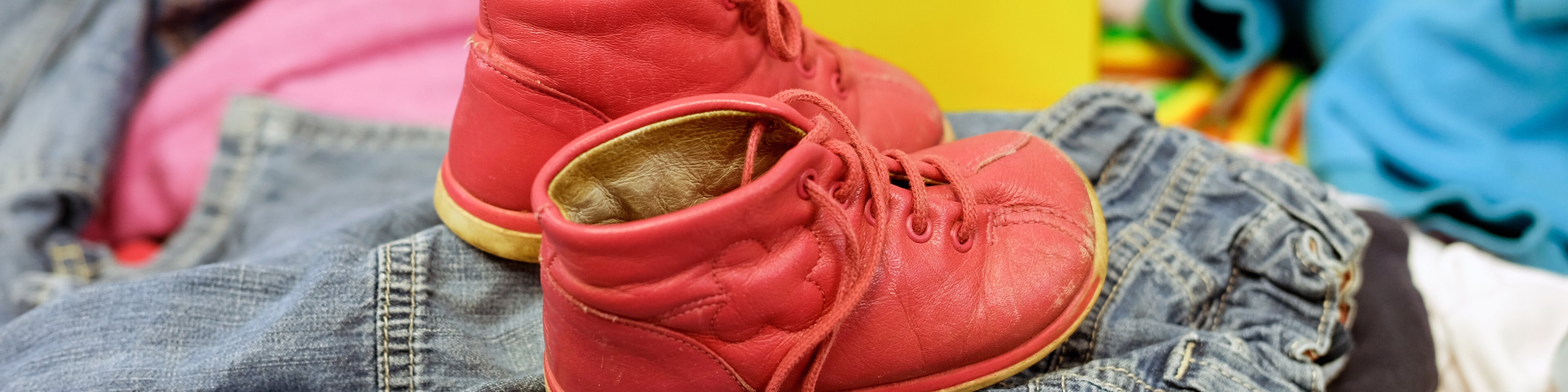 Gebrauchte Schuhe auf mehreren gebrauchten Klamotten | © Tittel 